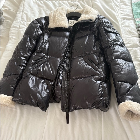 Elegant Black Puffer Jacket with Cream Details